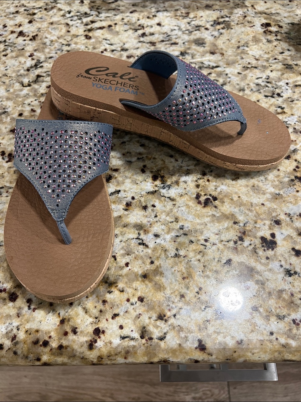 Cali from Skechers Yoga Foam Thong Ssndals Sz 8 - Picture 2 of 7